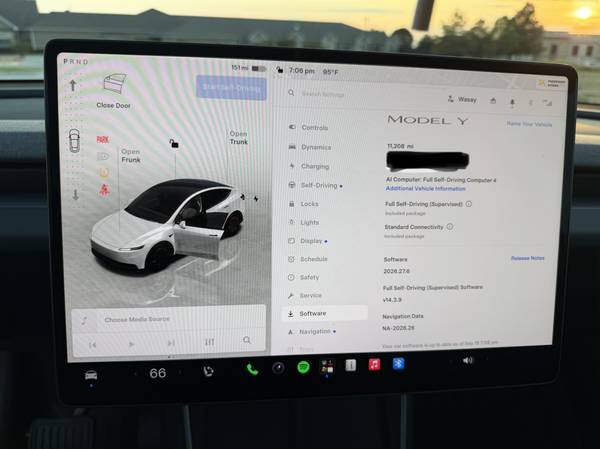 2026 Tesla, Import USA — Foto 4 z 12