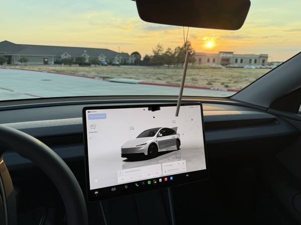 2026 Tesla, Import USA — Foto 5 z 12