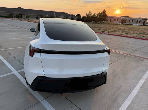 2026 Tesla, Import USA — Foto 6 z 12