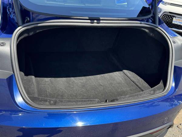 2025 Tesla, Import USA — Foto 11 z 12