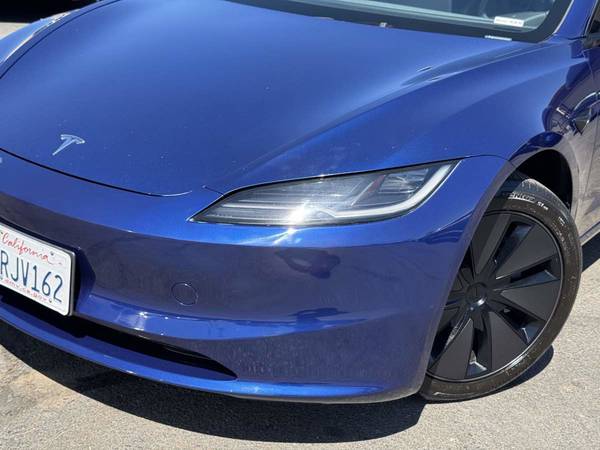 2025 Tesla, Import USA — Foto 3 z 12