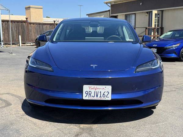 2025 Tesla, Import USA — Foto 6 z 12