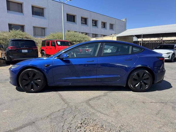 2025 Tesla, Import USA — Foto 8 z 12