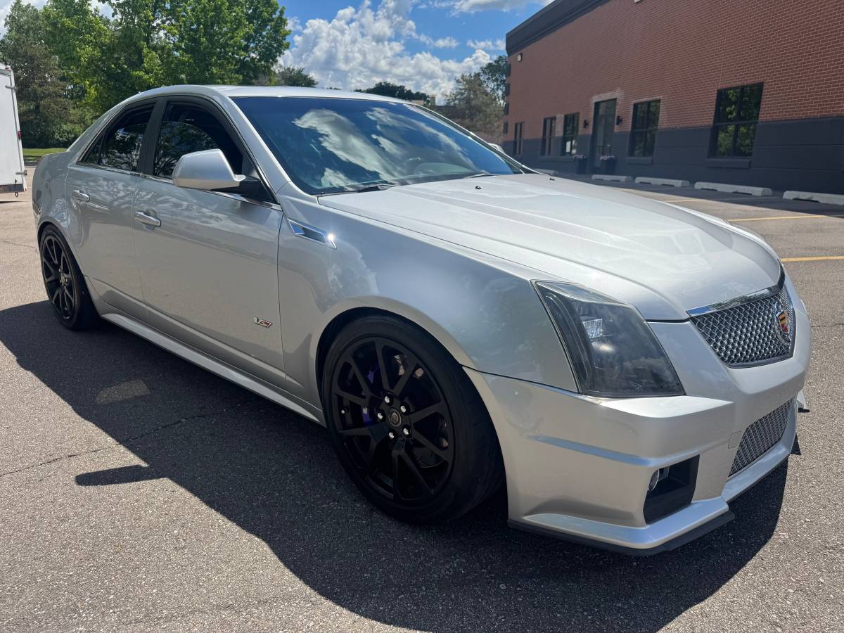 2011 Cadillac, Import USA — Foto 3 z 12