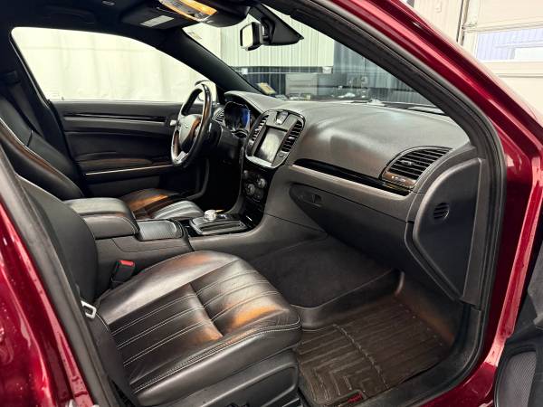 2019 Chrysler, rot, Import USA — Foto 10 z 12