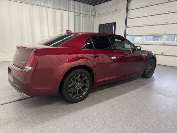 2019 Chrysler, rot, Import USA — Foto 3 z 12