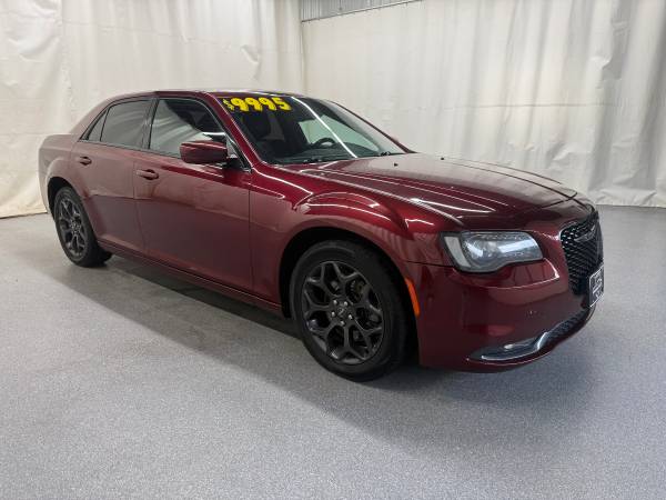 2019 Chrysler, rot, Import USA — Foto 5 z 12