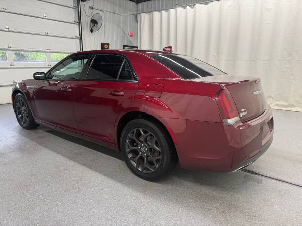 2019 Chrysler, rot, Import USA — Foto 6 z 12