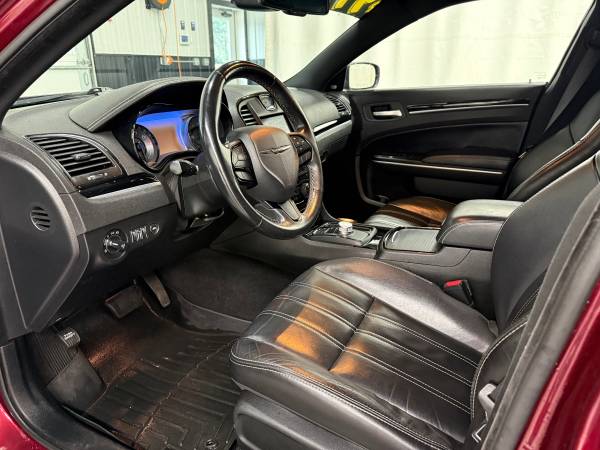2019 Chrysler, rot, Import USA — Foto 7 z 12