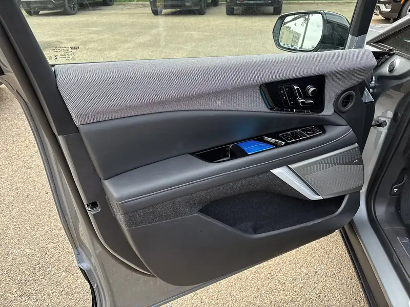 2027 Cadillac Optiq Sport, silber, 6 km, Import Kanada — Foto 8 z 12