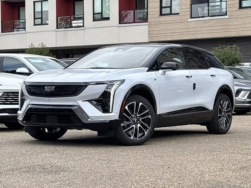 2027 Cadillac Optiq Sport, weiß, 6 km, Import Kanada — Foto 2 z 12