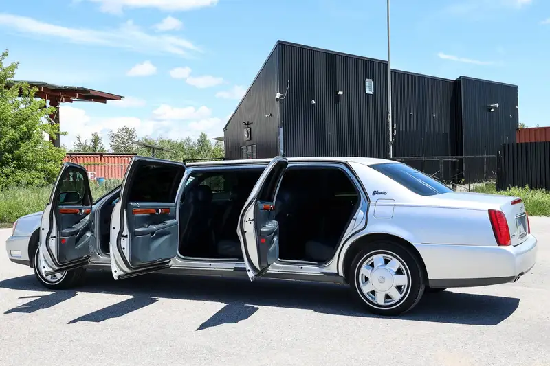 2004 Cadillac Deville Limousine, silber, 45.000 km, Import Kanada — Foto 3 z 12