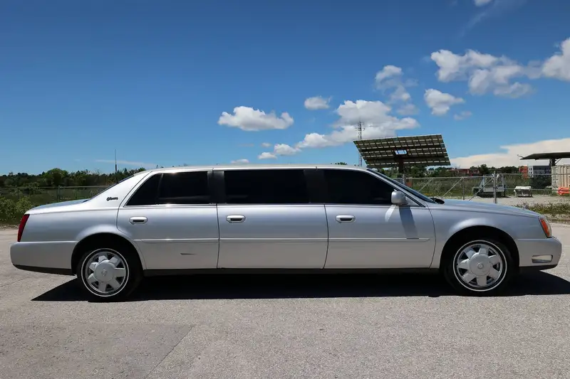 2004 Cadillac Deville Limousine, silber, 45.000 km, Import Kanada — Foto 8 z 12