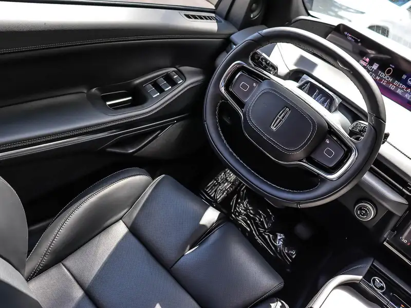 2027 Lincoln Navigator L, 90 km, Import Kanada — Foto 9 z 12