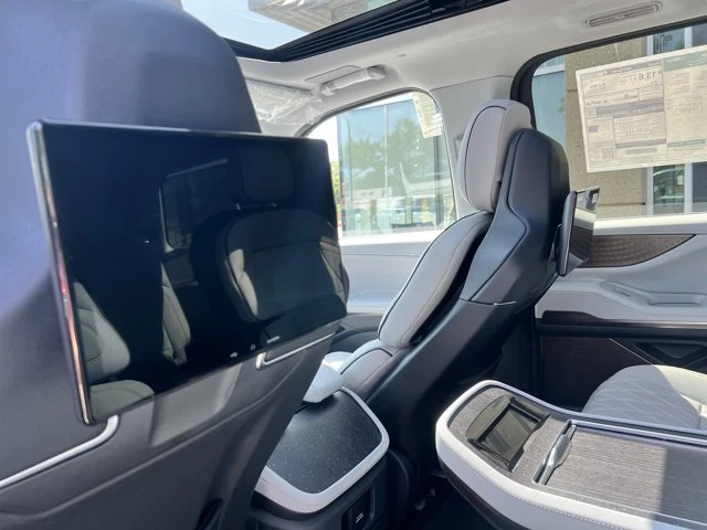 2027 Lincoln Navigator Premiere 100A EQUIPMENT GROUP PREMIERE 4X4 TRIM, schwarz, 1 km, Import Kanada — Foto 15 z 20