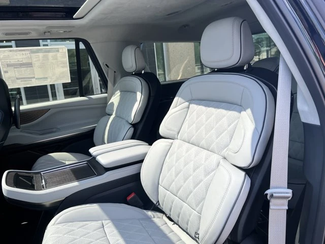 2027 Lincoln Navigator Premiere 100A EQUIPMENT GROUP PREMIERE 4X4 TRIM, schwarz, 1 km, Import Kanada — Foto 16 z 20