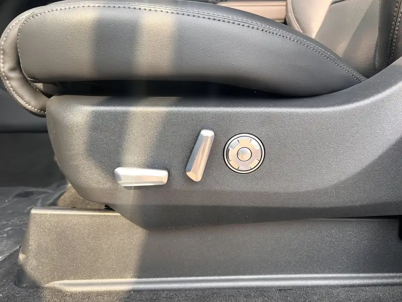 2027 Lincoln Navigator Reserve, blau, 10 km, Import Kanada — Foto 7 z 12