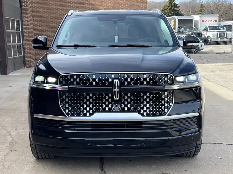 2027 Lincoln Navigator Premiere |, schwarz, 1 km, Import Kanada — Foto 3 z 12