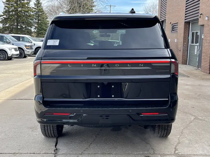 2027 Lincoln Navigator Premiere |, schwarz, 1 km, Import Kanada — Foto 6 z 12