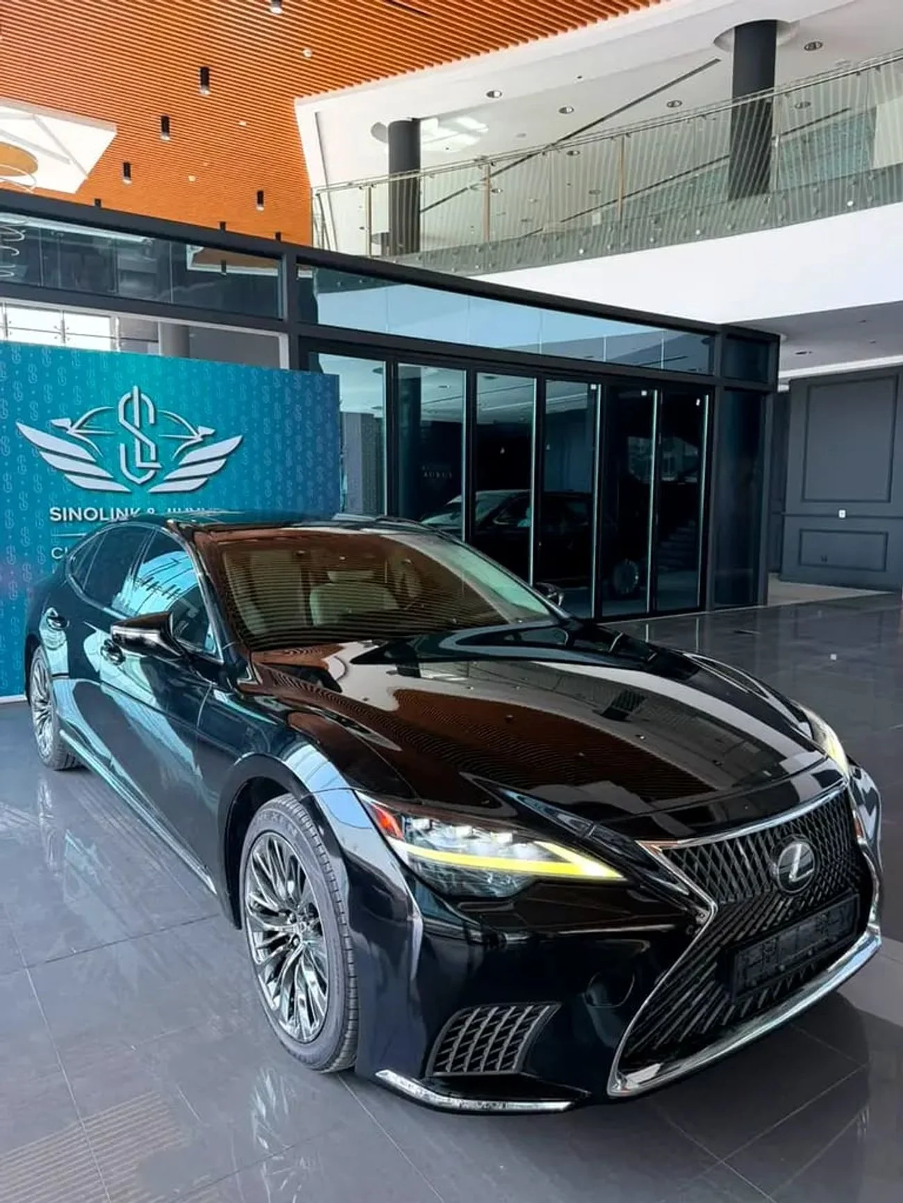 2021 Lexus LS500 PLATINUM, schwarz, 115.000 km, Import VAE — Foto 1