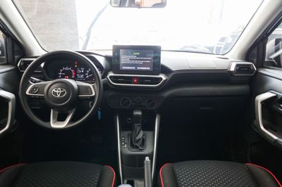 2023 Toyota Raize, schwarz, 0 km, Import VAE — Foto 8 z 17