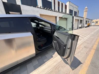 2026 Tesla Cybertruck PREMIUM, silber, 2.627 km, Import VAE — Foto 4 z 15