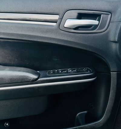 2019 Chrysler 300C PLUS, schwarz, 75.804 km, Import VAE — Foto 11 z 16