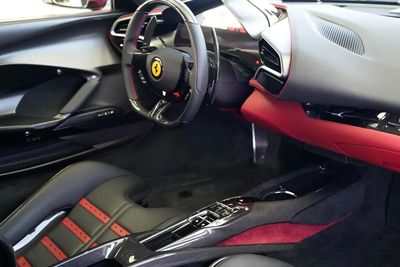 2024 Ferrari 296 GTS, rot, 60 km, Import VAE — Foto 15 z 20