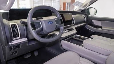 2025 Ford Expedition PLATINUM, schwarz, 14.900 km, Import VAE — Foto 5 z 16
