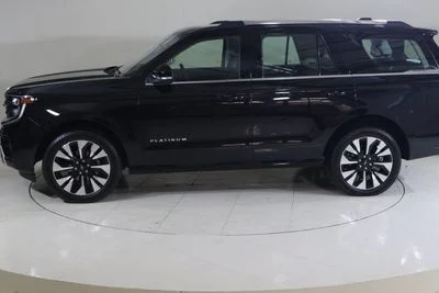 2025 Ford Expedition PLATINUM, schwarz, 4.375 km, Import VAE — Foto 4 z 15