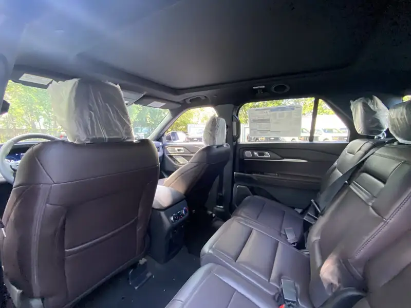 2027 Ford Explorer Platinum, weiß, 0 km, Import Kanada — Foto 11 z 12