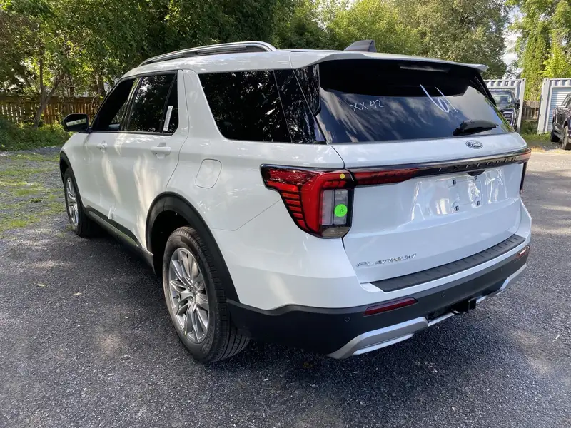 2027 Ford Explorer Platinum, weiß, 0 km, Import Kanada — Foto 3 z 12