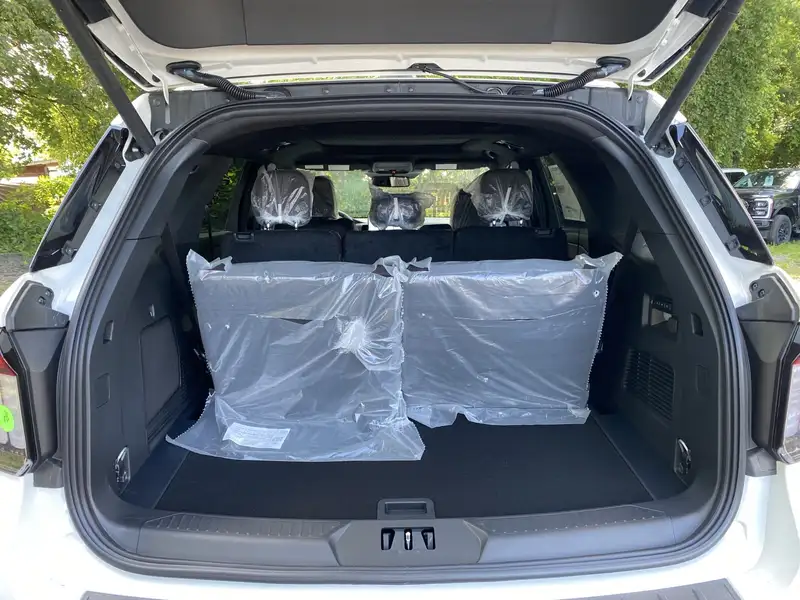 2027 Ford Explorer Platinum, weiß, 0 km, Import Kanada — Foto 5 z 12
