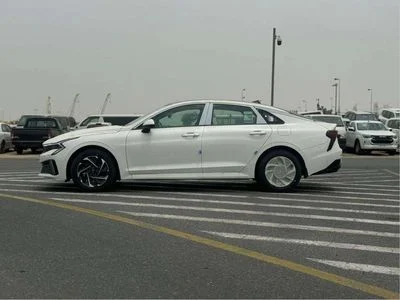 2026 Kia K5 EX, weiß, 0 km, Import VAE — Foto 3 z 17