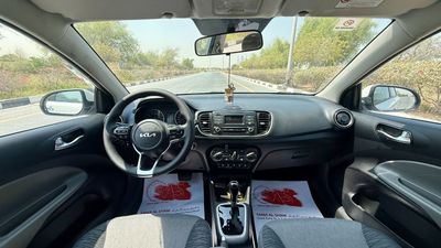 2023 Kia Pegas EX, weiß, 83.000 km, Import VAE — Foto 6 z 16