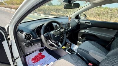 2023 Kia Pegas EX, weiß, 83.000 km, Import VAE — Foto 7 z 16