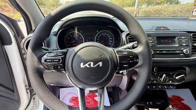 2023 Kia Pegas EX, weiß, 83.000 km, Import VAE — Foto 9 z 16