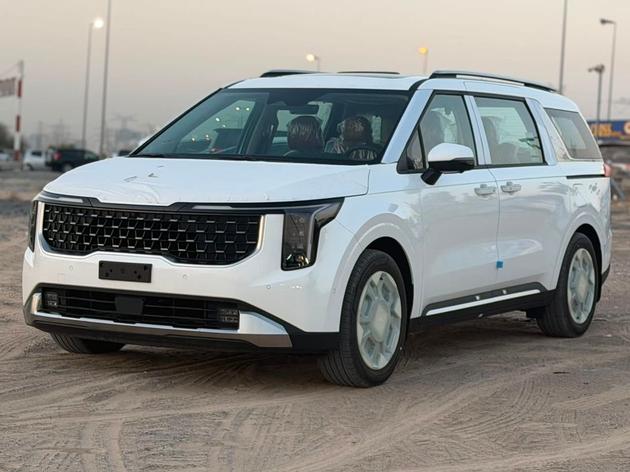 2026 Kia Carnival EX, weiß, 0 km, Import VAE — Foto 1