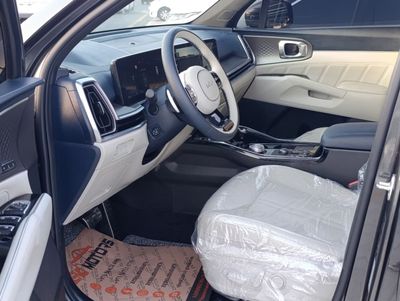 2025 Kia Sorento, grau, 700 km, Import VAE — Foto 5 z 13