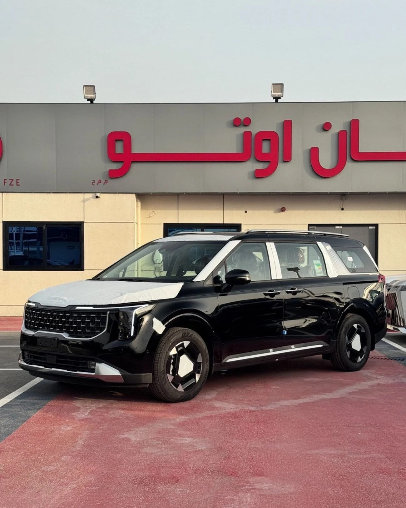 2026 Kia Carnival, schwarz, 0 km, Import VAE — Foto 1
