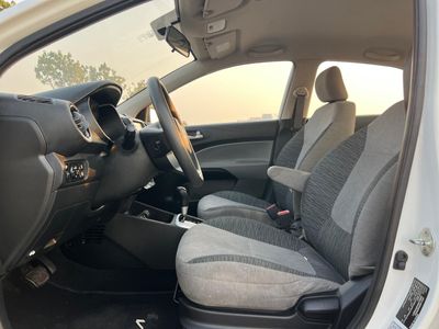 2022 Kia Pegas GL, grau, 85.000 km, Import VAE — Foto 9 z 13
