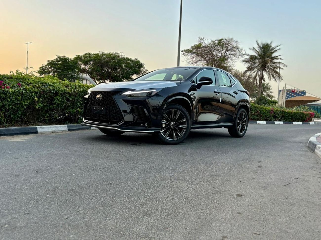 2026 Lexus NX350, schwarz, 0 km, Import VAE — Foto 1
