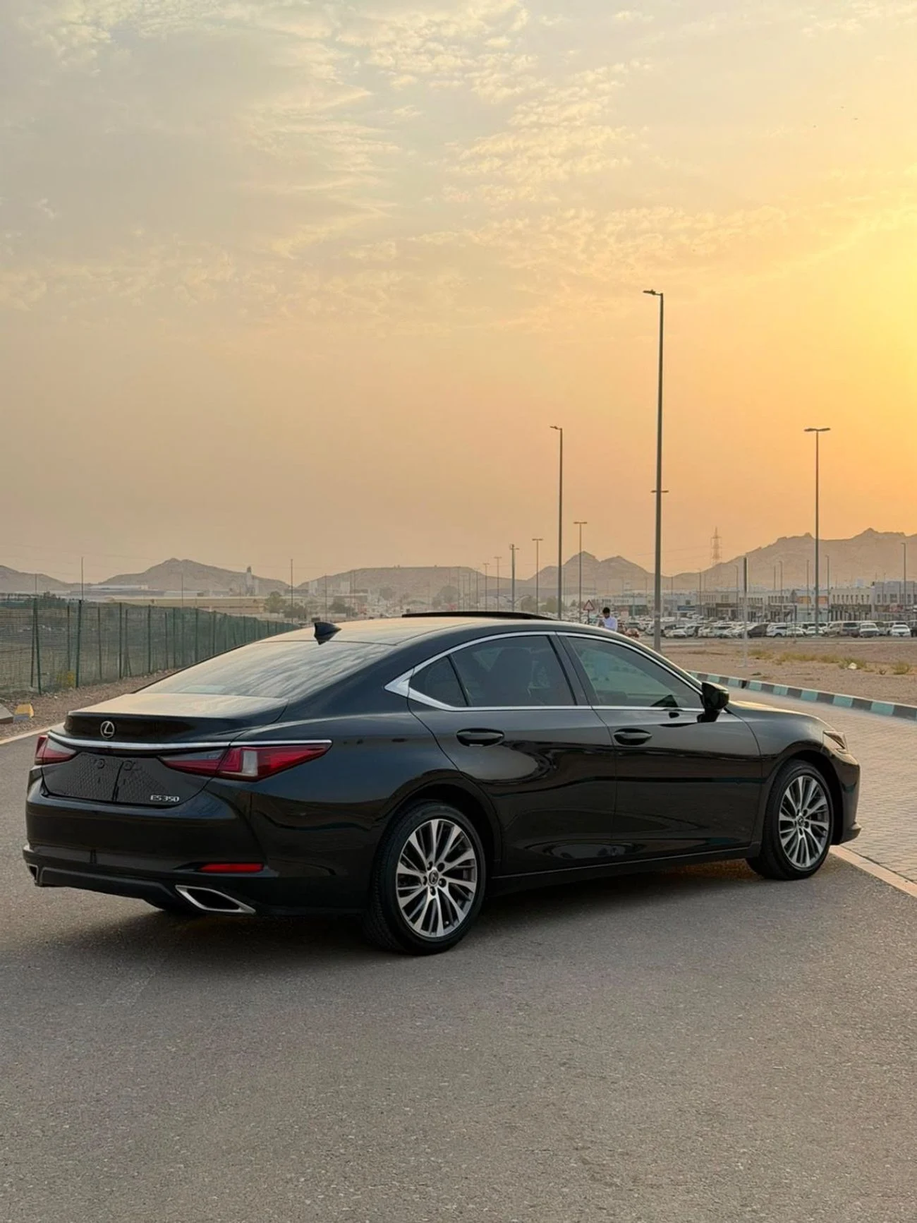2020 Lexus ES350 PLATINUM, schwarz, 34.000 km, Import VAE — Foto 1