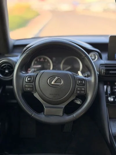 2024 Lexus IS300, schwarz, 47.416 km, Import VAE — Foto 8 z 16