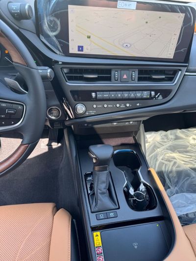 2025 Lexus ES300, weiß, 0 km, Import VAE — Foto 7 z 18