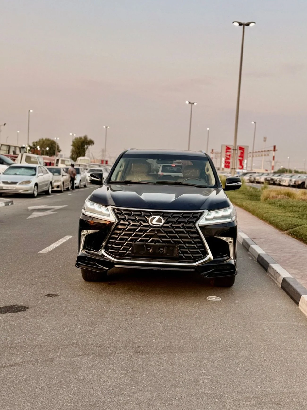 2013 Lexus LX570 PLATINUM, schwarz, 88.000 km, Import VAE — Foto 1