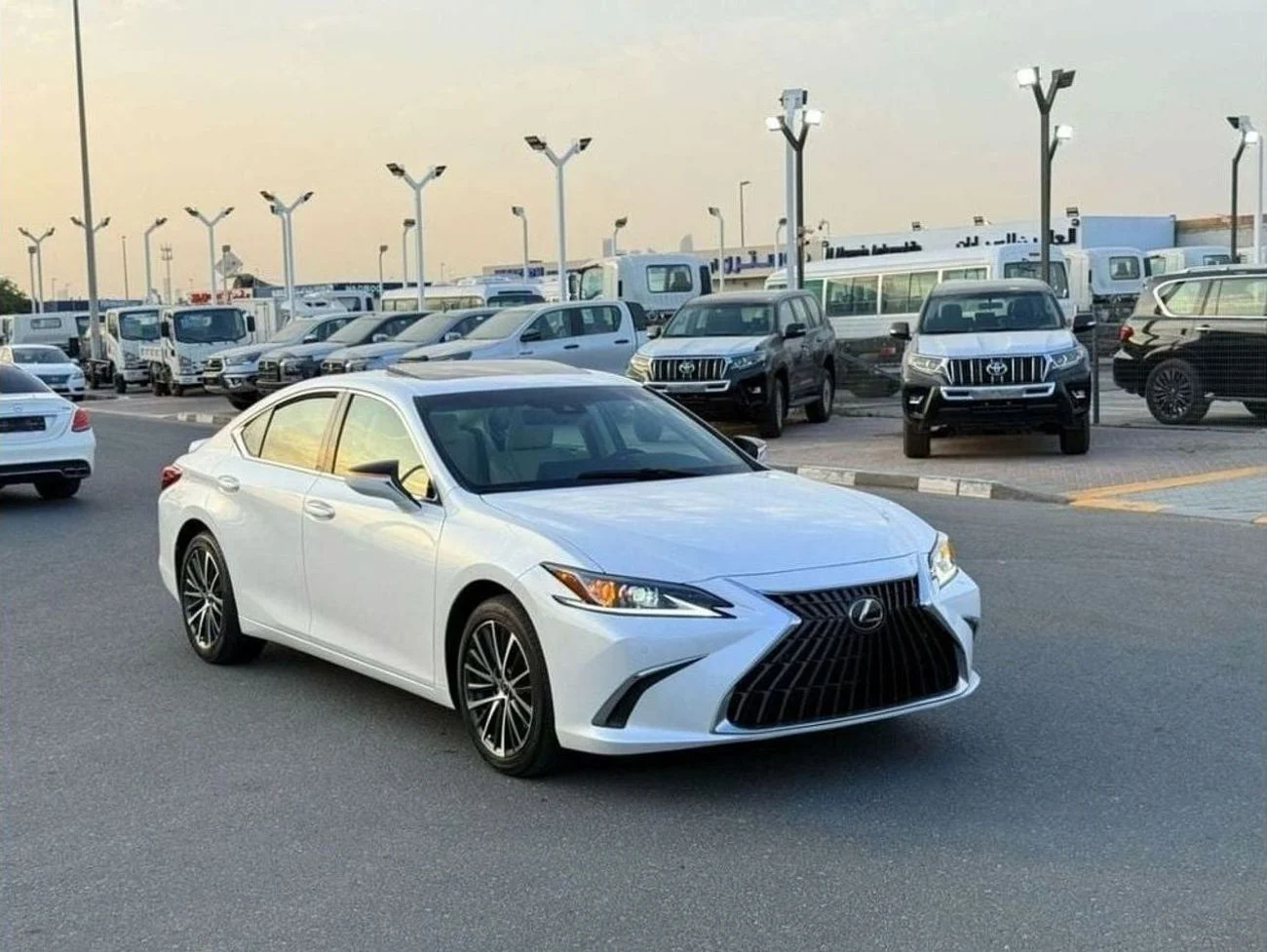 2024 Lexus ES300h PREMIER, weiß, 1.500 km, Import VAE — Foto 1
