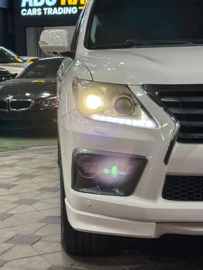 2011 Lexus LX570 TOP, weiß, 242.000 km, Import VAE — Foto 2 z 8