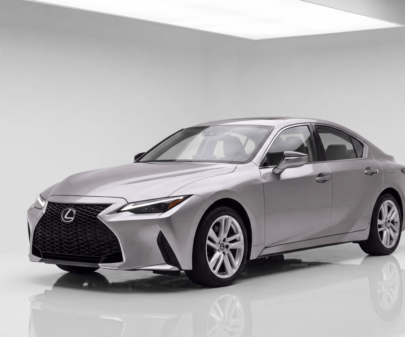 2025 Lexus IS300, silber, 0 km, Import VAE — Foto 1