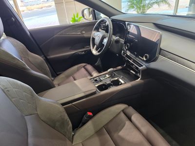 2026 Lexus RX350h PLATINUM, grau, 0 km, Import VAE — Foto 4 z 9